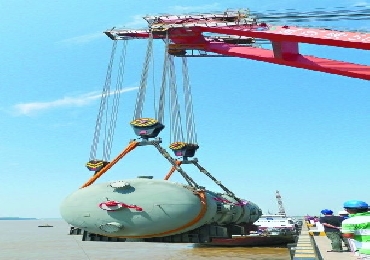 长江中游第一吊成功吊起498吨大型设备